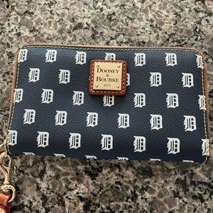 Dooney & Bourke Detroit Tigers wristlet/wallet
